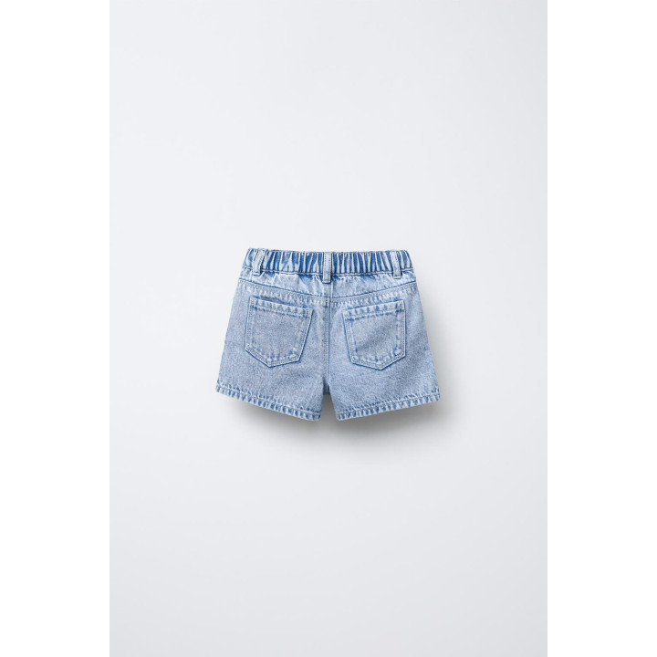 Джинсовые бермуды с цветочным аппликациями