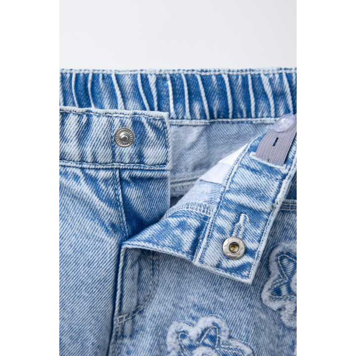 Джинсовые бермуды с цветочным аппликациями