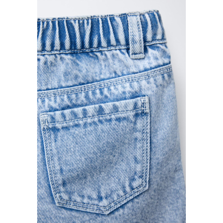 Джинсовые бермуды с цветочным аппликациями