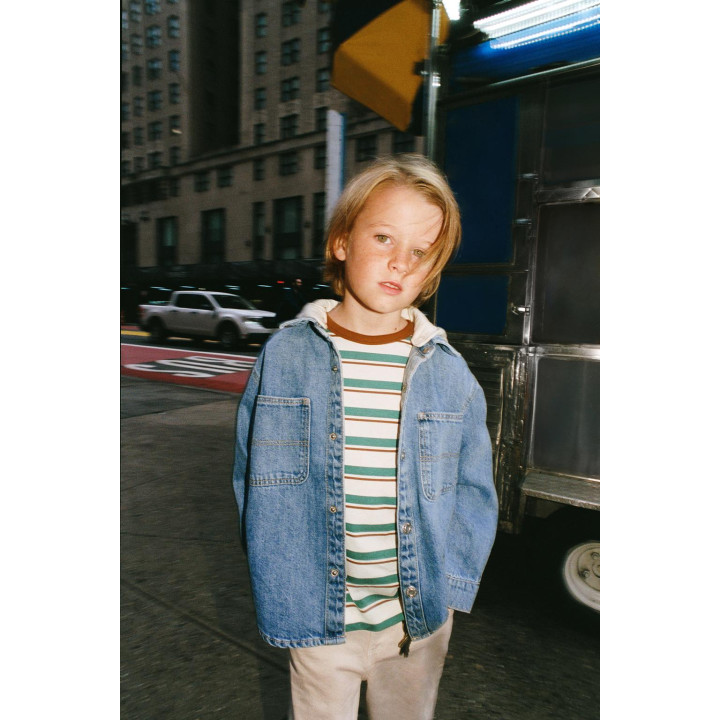 ДЖИНСОВАЯ КУРТКА-РУБАШКА С ОТСТЕГИВАЮЩИМСЯ КАПЮШОНОМ