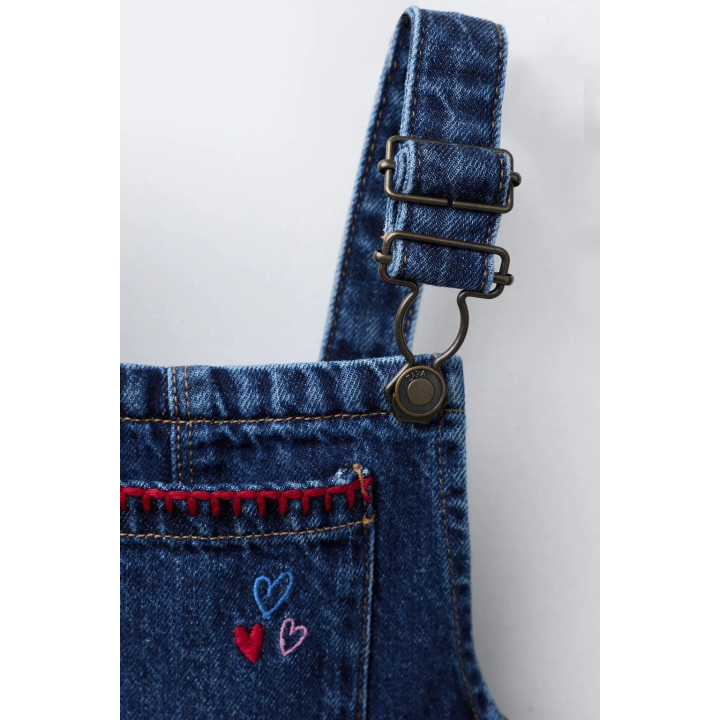 ДЖИНСОВЫЙ КОМБИНЕЗОН С КОНТРАСТНЫМИ ПОДТЯЖКАМИ