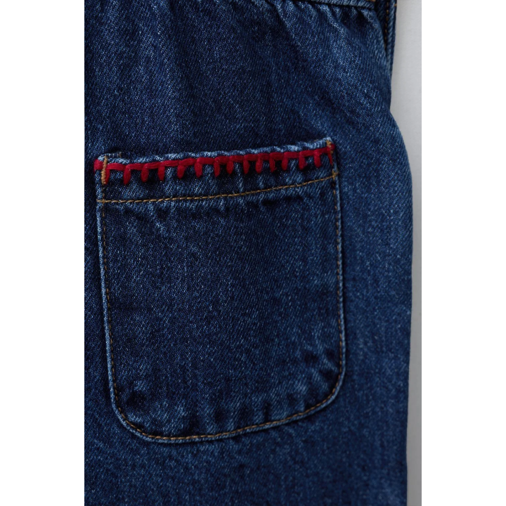 ДЖИНСОВЫЙ КОМБИНЕЗОН С КОНТРАСТНЫМИ ПОДТЯЖКАМИ