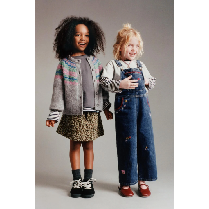 ДЖИНСОВЫЙ КОМБИНЕЗОН С КОНТРАСТНЫМИ ПОДТЯЖКАМИ