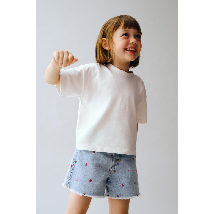 Джинсовые бермуды с высокой талией и вышитыми сердечками