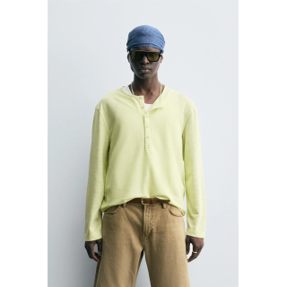 ЛЕГКАЯ ФУТБОЛКА С ВОРОТНИКОМ НА ПУГОВИЦАХ