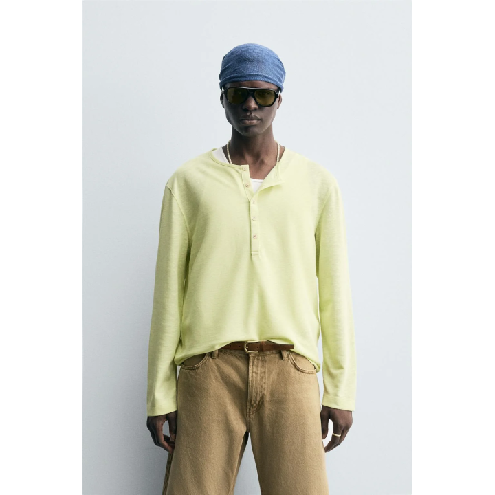 ЛЕГКАЯ ФУТБОЛКА С ВОРОТНИКОМ НА ПУГОВИЦАХ