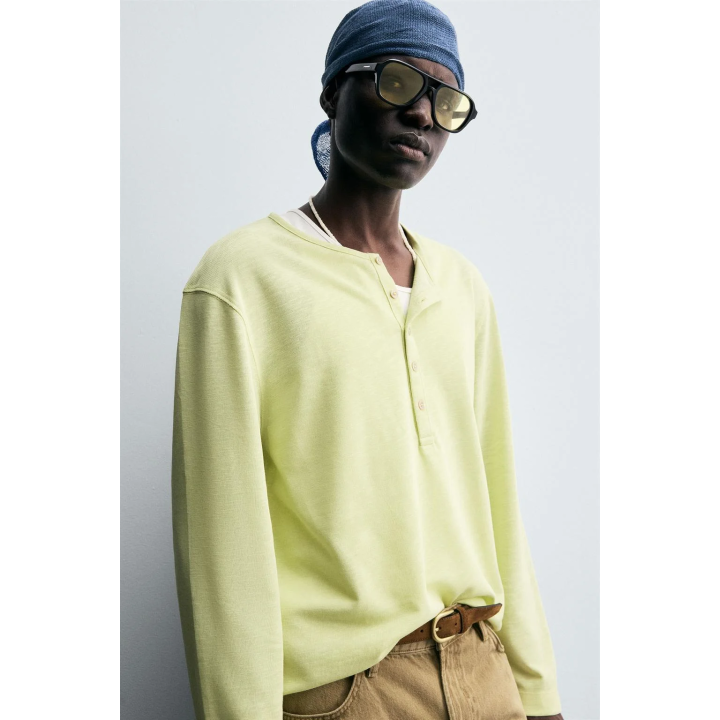 ЛЕГКАЯ ФУТБОЛКА С ВОРОТНИКОМ НА ПУГОВИЦАХ