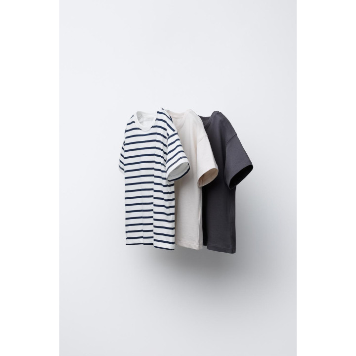 НАБОР ИЗ ТРЕХ ОДНОТОННЫХ ФУТБОЛОК И ФУТБОЛОК В ПОЛОСКУ