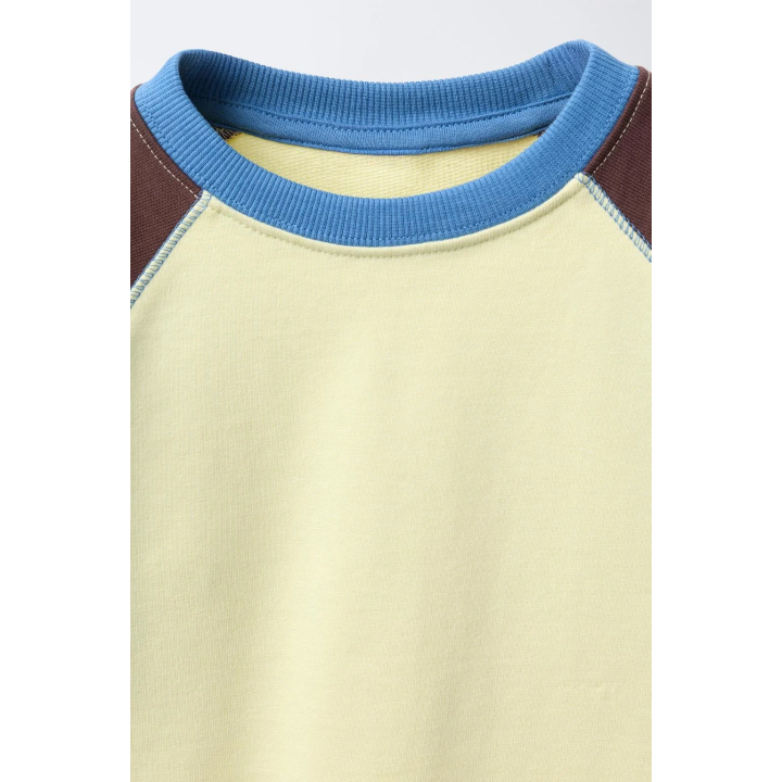 ФУТБОЛКА С РУКАВАМИ РЕГЛАН И КОНТРАСТНЫМИ ДЕТАЛЯМИ