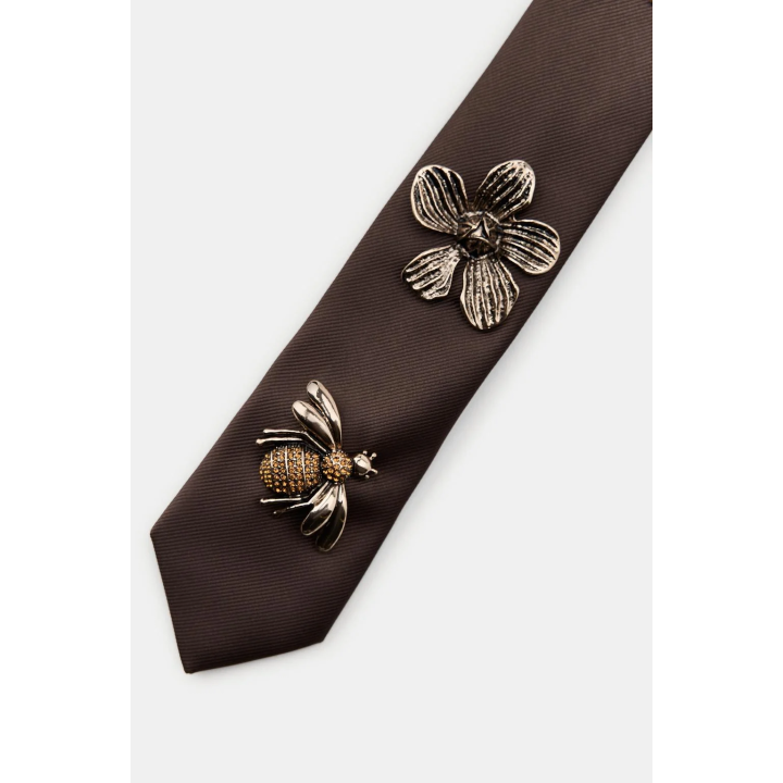 ОДНОТОННЫЙ ГАЛСТУК С БРОШАМИ В ВИДЕ БАБОЧЕК И ЦВЕТОВ