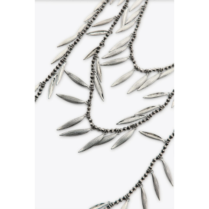 ОЖЕРЕЛЬЕ С ТЕКСТУРНЫМИ ДЕТАЛЯМИ И БУСИНАМИ