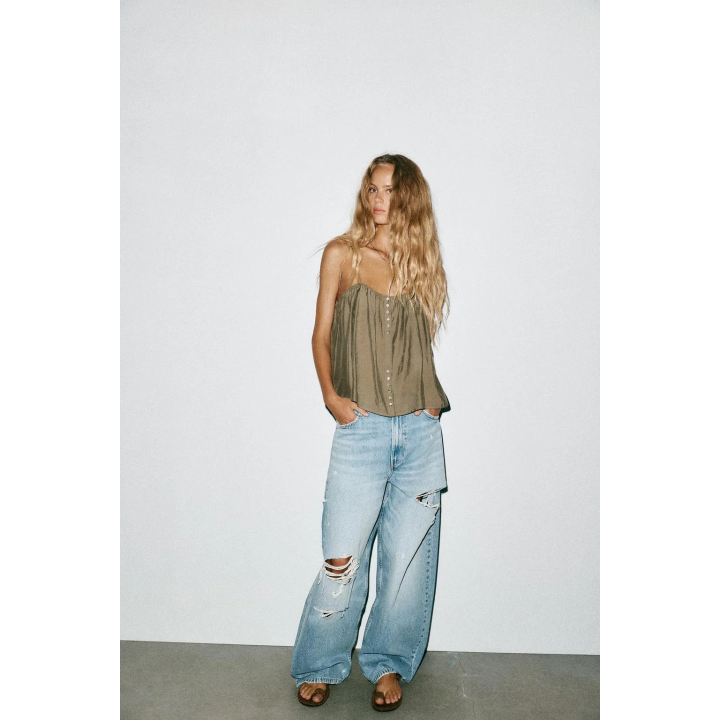 ТОП ИЗ СТРУЯЩЕЙСЯ ТКАНИ С ПУГОВИЦАМИ И БРЕТЕЛЯМИ