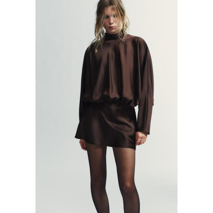 КОРОТКОЕ АТЛАСНОЕ ПЛАТЬЕ С ШАРФОМ