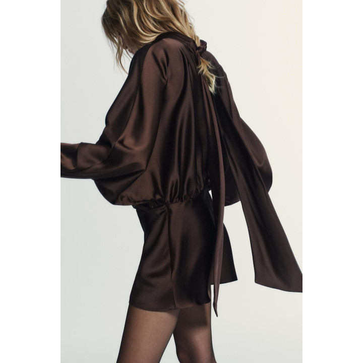 КОРОТКОЕ АТЛАСНОЕ ПЛАТЬЕ С ШАРФОМ