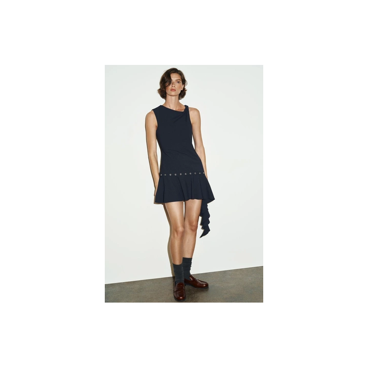 КОРОТКОЕ АСИММЕТРИЧНОЕ ПЛАТЬЕ С ЗАКЛЕПКАМИ