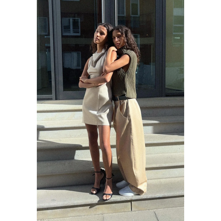 КОРОТКОЕ ПЛАТЬЕ С ДРАПИРОВАННЫМ ВЫРЕЗОМ