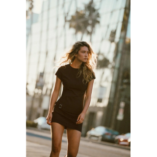 КОРОТКОЕ ПЛАТЬЕ С ПОЯСОМ