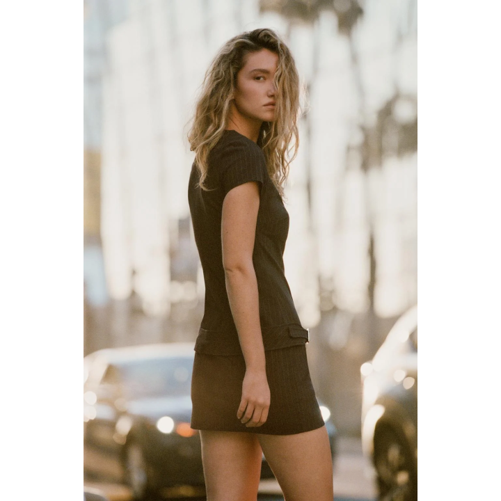 КОРОТКОЕ ПЛАТЬЕ С ПОЯСОМ