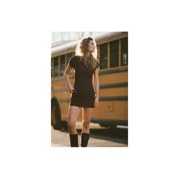 КОРОТКОЕ ПЛАТЬЕ С ПОЯСОМ