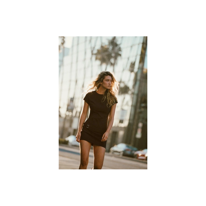 КОРОТКОЕ ПЛАТЬЕ С ПОЯСОМ