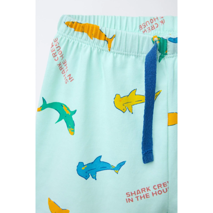 Пижама с футболкой и бермудами с акульим принтом на 2-6 лет