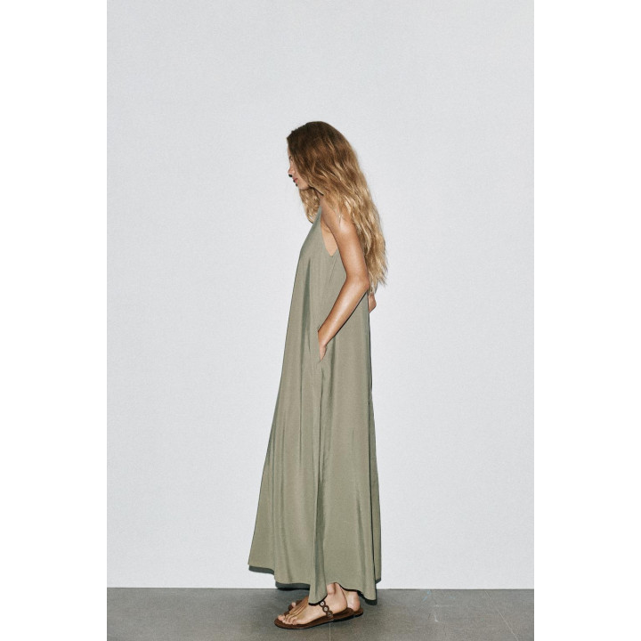 СТРУЯЩЕЕСЯ ПЛАТЬЕ МИДИ ОБЪЕМНОГО КРОЯ