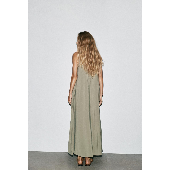 СТРУЯЩЕЕСЯ ПЛАТЬЕ МИДИ ОБЪЕМНОГО КРОЯ