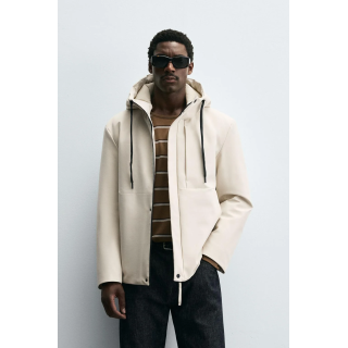 КУРТКА ИЗ ТЕХНОЛОГИЧНОЙ ТКАНИ С КАПЮШОНОМ