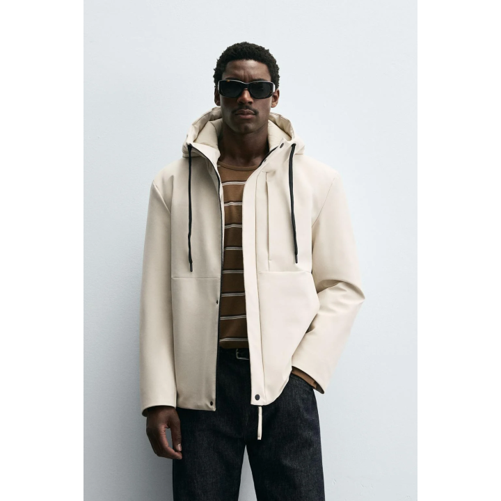 КУРТКА ИЗ ТЕХНОЛОГИЧНОЙ ТКАНИ С КАПЮШОНОМ