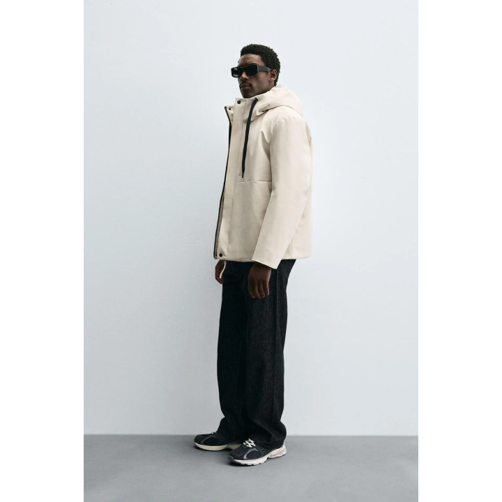 КУРТКА ИЗ ТЕХНОЛОГИЧНОЙ ТКАНИ С КАПЮШОНОМ