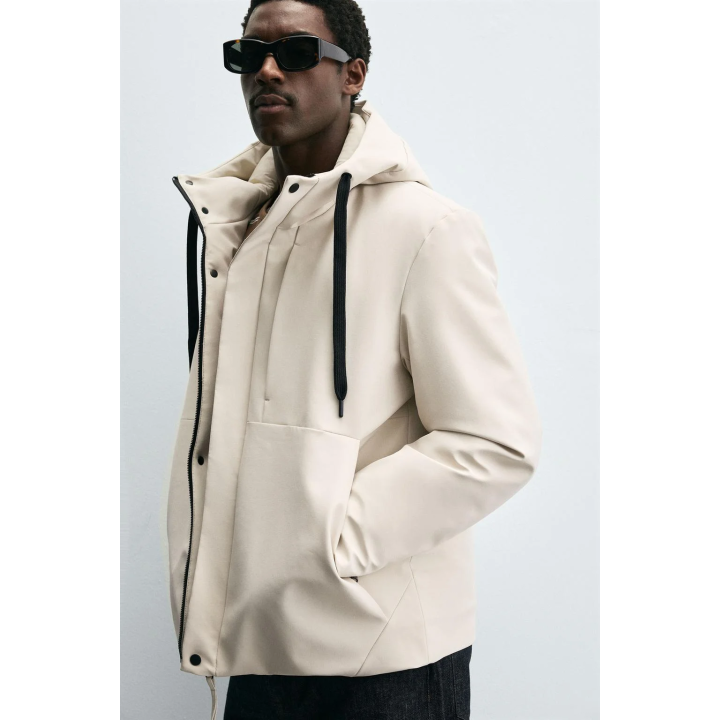 КУРТКА ИЗ ТЕХНОЛОГИЧНОЙ ТКАНИ С КАПЮШОНОМ