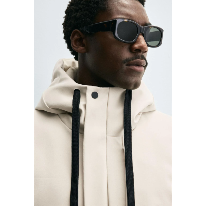 КУРТКА ИЗ ТЕХНОЛОГИЧНОЙ ТКАНИ С КАПЮШОНОМ