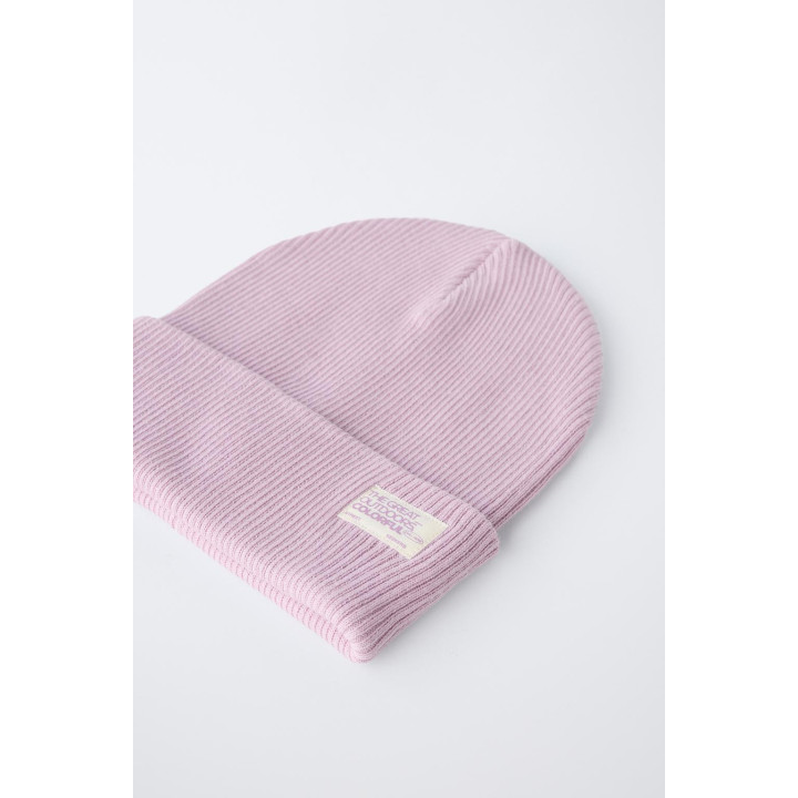 ТРИКОТАЖНАЯ ШАПКА В РУБЧИК С ЭТИКЕТКОЙ