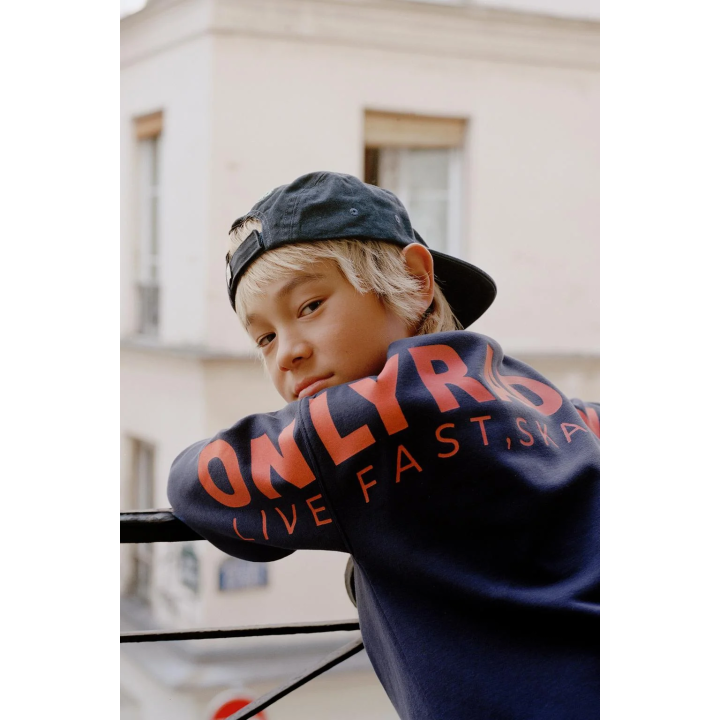 ЛОНГСЛИВ С РЕЛЬЕФНОЙ НАДПИСЬЮ