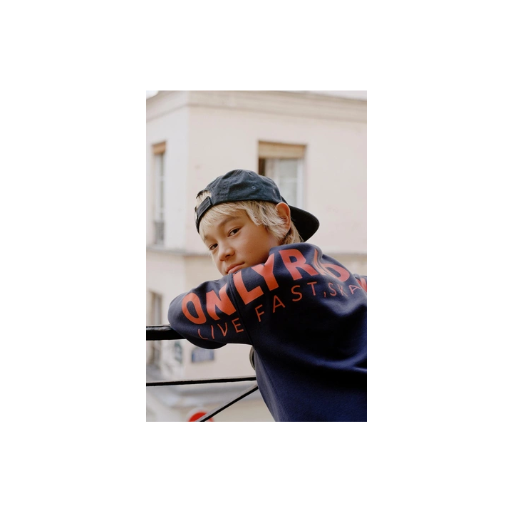 ЛОНГСЛИВ С РЕЛЬЕФНОЙ НАДПИСЬЮ