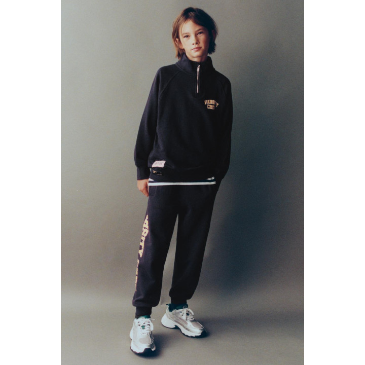 БРЮКИ-ДЖОГГЕРЫ С ТЕКСТОВЫМ ПРИНТОМ