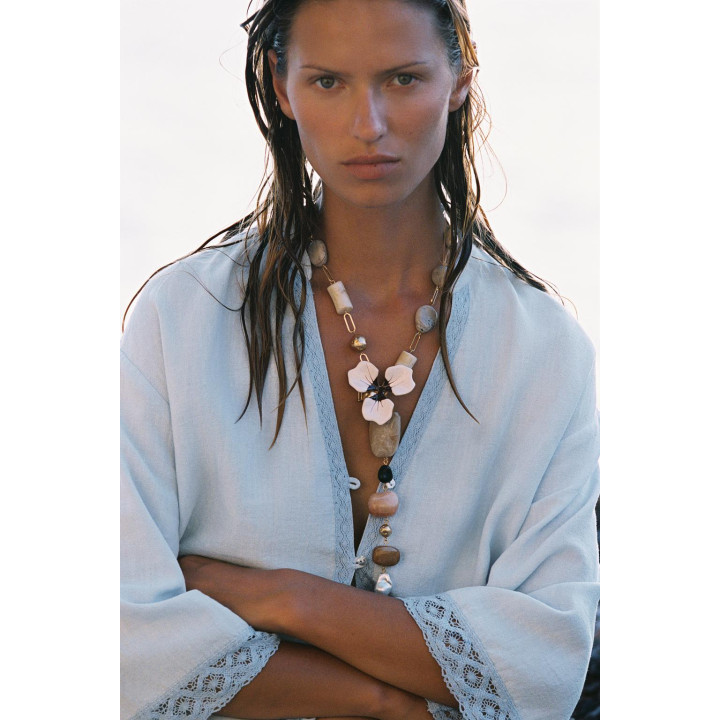 ОЖЕРЕЛЬЕ С КАМНЯМИ И ЦВЕТКОМ