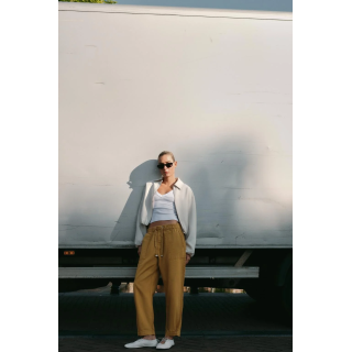 БРЮКИ-ДЖОГГЕРЫ С ЗАСТЕЖКОЙ НА КНОПКУ СНИЗУ