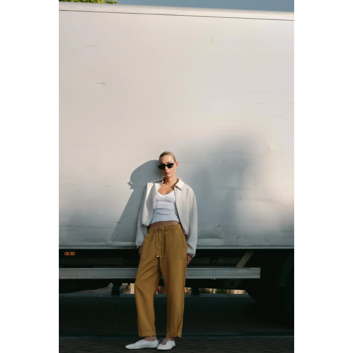 БРЮКИ-ДЖОГГЕРЫ С ЗАСТЕЖКОЙ НА КНОПКУ СНИЗУ