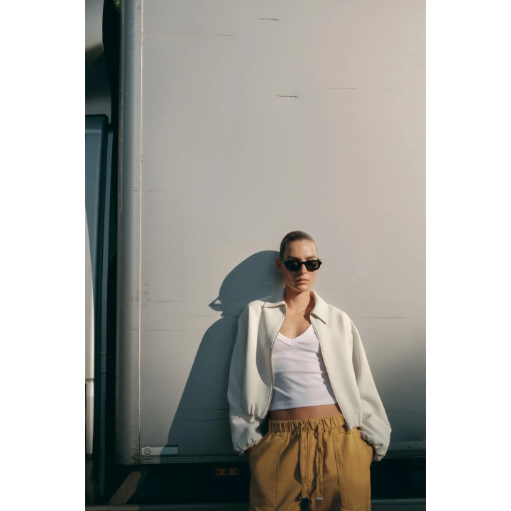 БРЮКИ-ДЖОГГЕРЫ С ЗАСТЕЖКОЙ НА КНОПКУ СНИЗУ