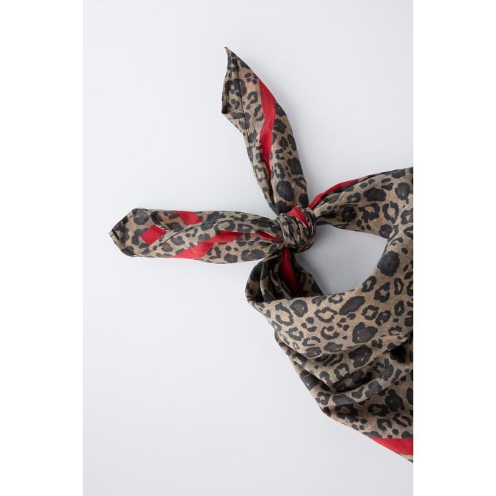 КВАДРАТНАЯ БАНДАНА С АНИМАЛИСТИЧЕСКИМ ПРИНТОМ