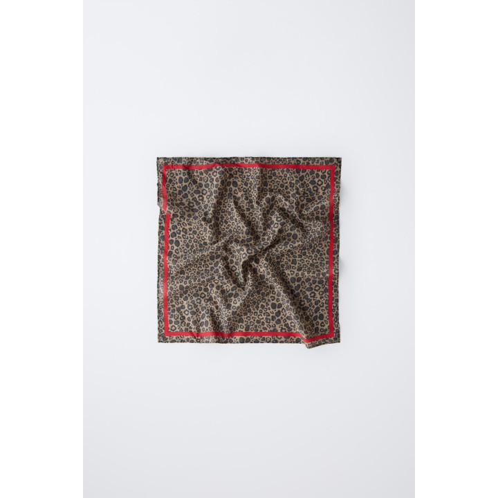 КВАДРАТНАЯ БАНДАНА С АНИМАЛИСТИЧЕСКИМ ПРИНТОМ