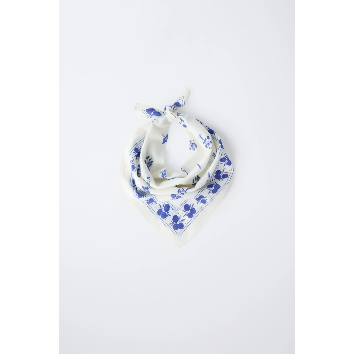 КВАДРАТНАЯ БАНДАНА С ЦВЕТОЧНЫМ ПРИНТОМ