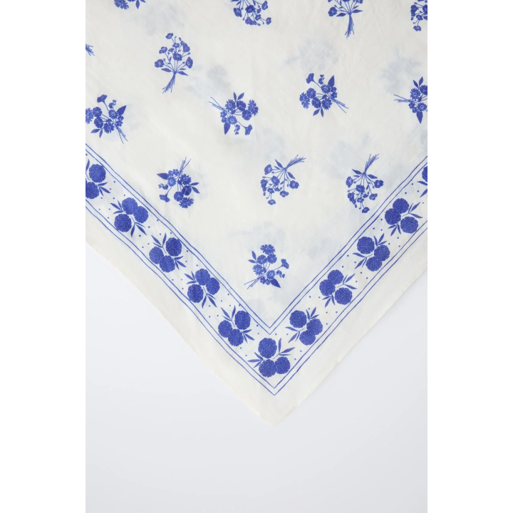 КВАДРАТНАЯ БАНДАНА С ЦВЕТОЧНЫМ ПРИНТОМ