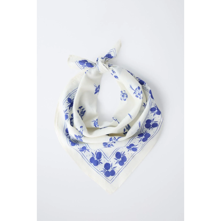 КВАДРАТНАЯ БАНДАНА С ЦВЕТОЧНЫМ ПРИНТОМ