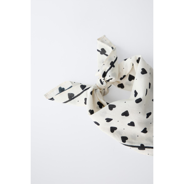 КВАДРАТНАЯ БАНДАНА С ПРИНТОМ В ВИДЕ СЕРДЕЧЕК И ГОРОШКА