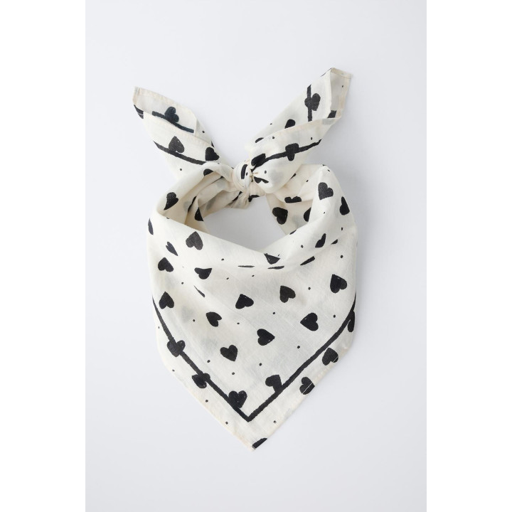 КВАДРАТНАЯ БАНДАНА С ПРИНТОМ В ВИДЕ СЕРДЕЧЕК И ГОРОШКА