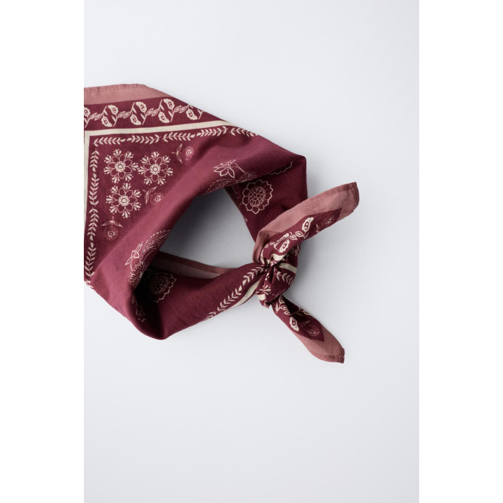 КВАДРАТНАЯ БАНДАНА С ЦВЕТОЧНЫМ ПРИНТОМ