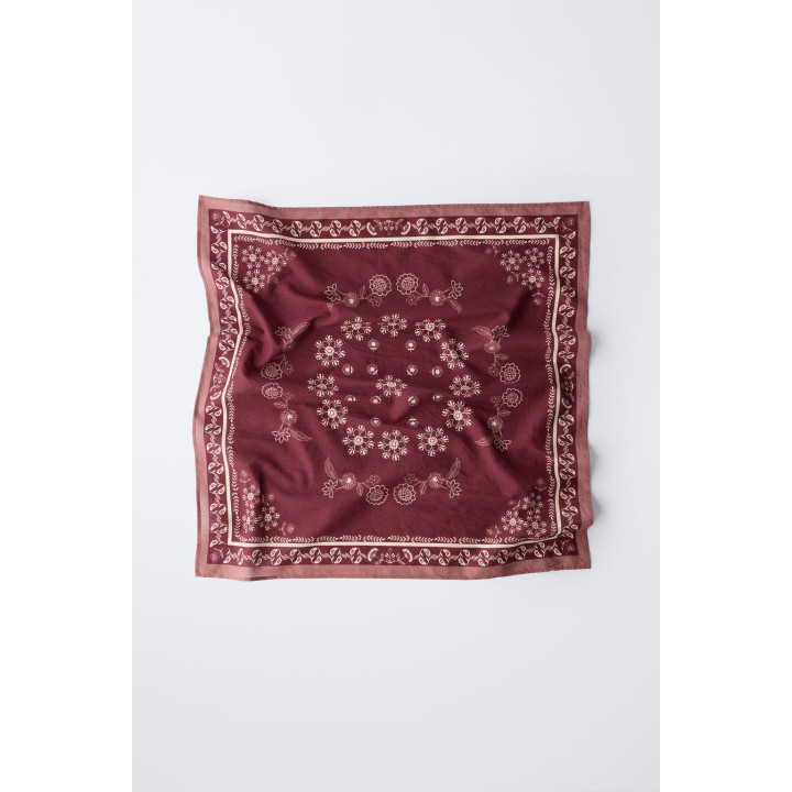 КВАДРАТНАЯ БАНДАНА С ЦВЕТОЧНЫМ ПРИНТОМ