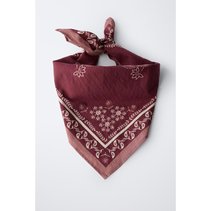 КВАДРАТНАЯ БАНДАНА С ЦВЕТОЧНЫМ ПРИНТОМ